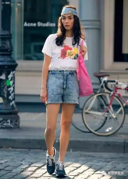牛仔短裤白色t恤明星,明星演绎夏日街头时尚风潮